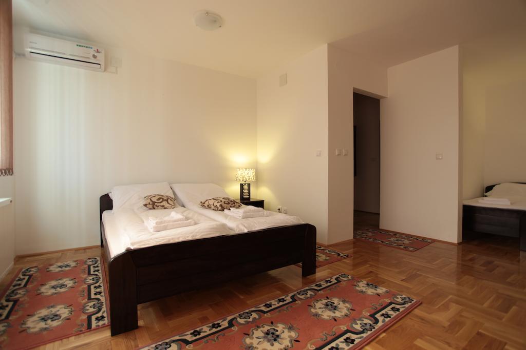 Obrenovac  Hostel Royal חדר תמונה