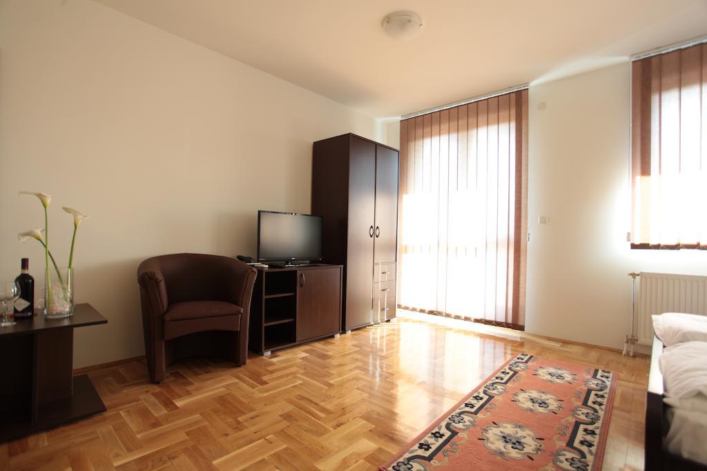 Obrenovac  Hostel Royal חדר תמונה