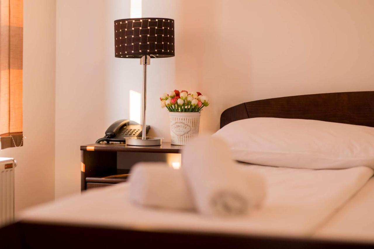 Obrenovac  Hostel Royal מראה חיצוני תמונה