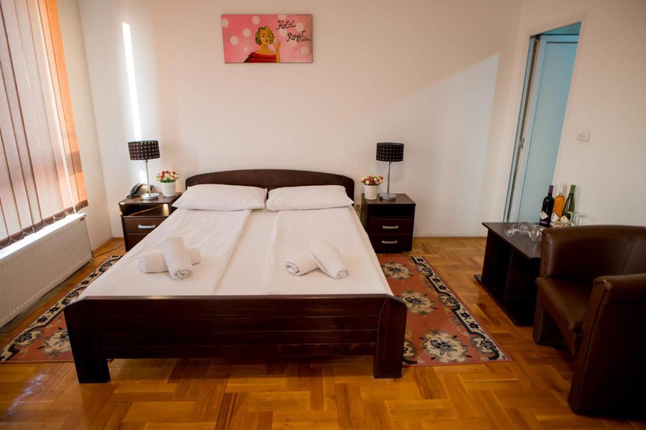 Obrenovac  Hostel Royal מראה חיצוני תמונה