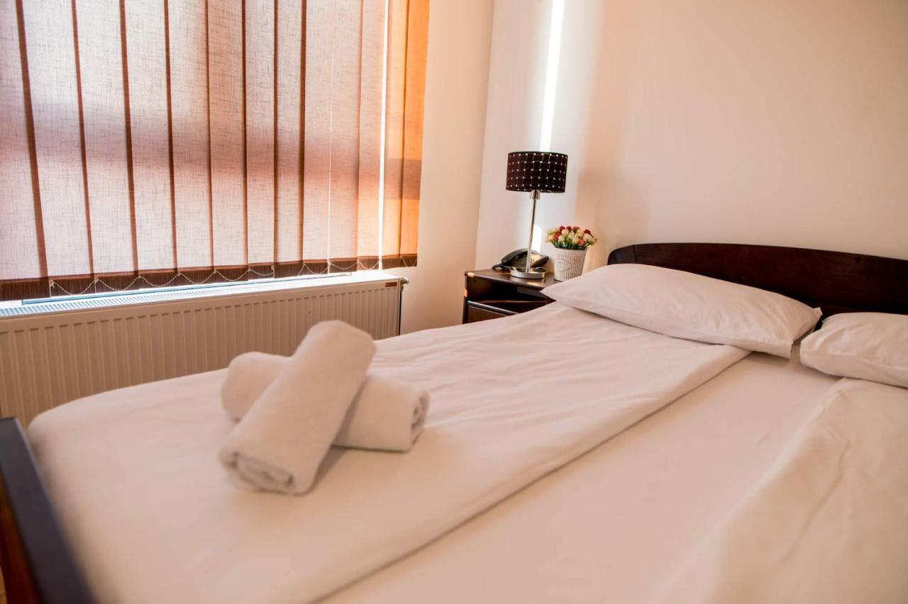 Obrenovac  Hostel Royal מראה חיצוני תמונה